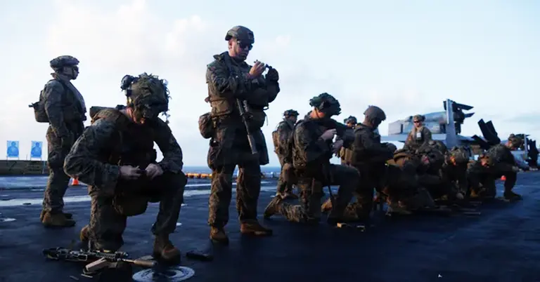 মার্কিন মেরিন ও প্যারাট্রুপাররা